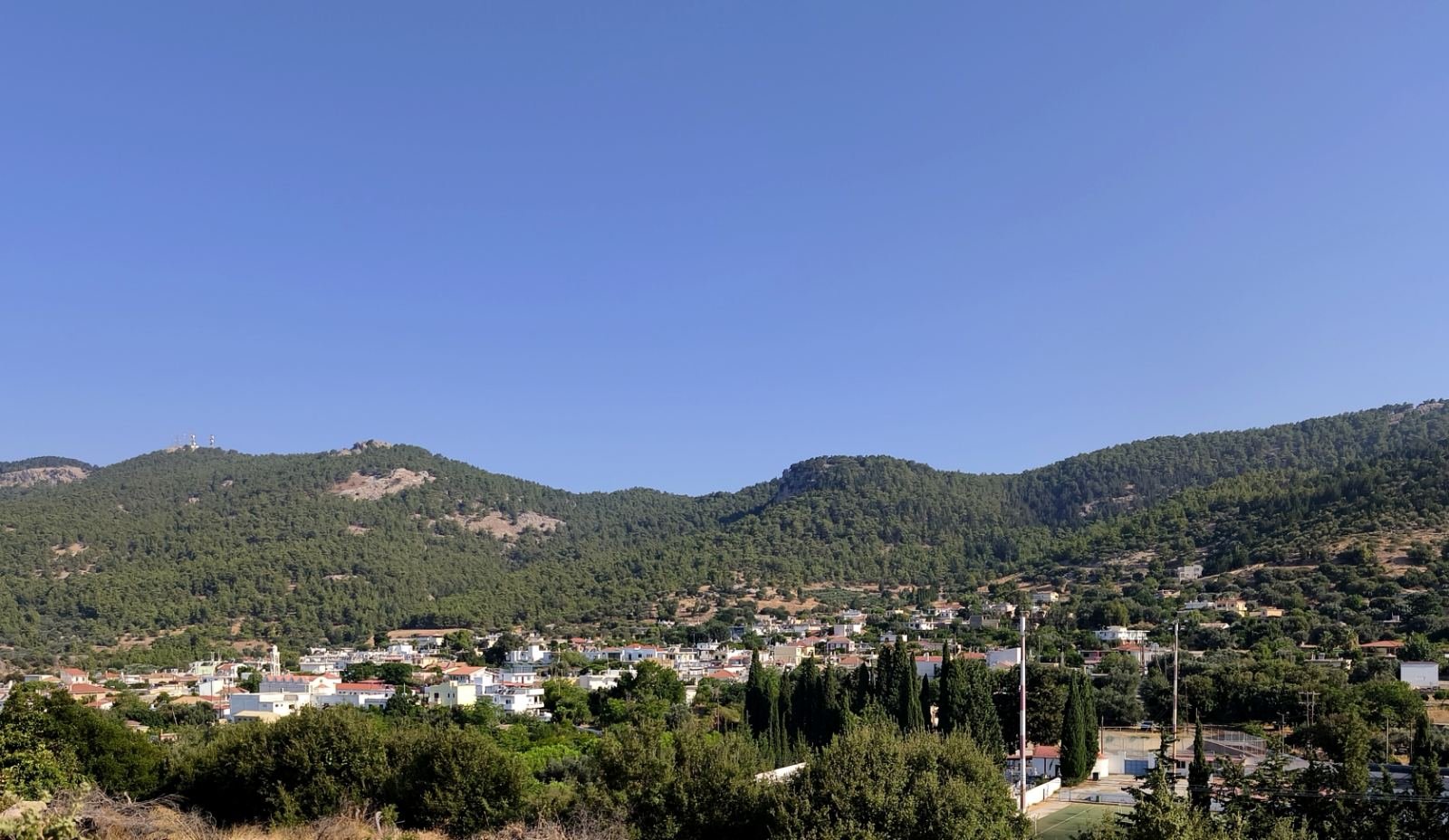Πανοραμική άποψη του χωριού και του πευκοδάσους της Ρόδου